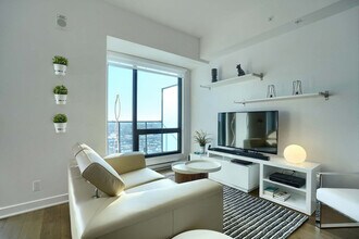 1055 Rue de la Montagne in Montréal, QC - Building Photo - Building Photo