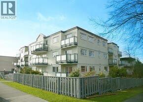 33 N Templeton Dr in Vancouver, BC - Building Photo