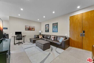 612 S Barrington Ave in Los Angeles, CA - Building Photo - Building Photo