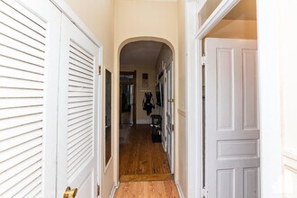 2057 W Roscoe St, Unit 3 in Chicago, IL - Foto de edificio - Building Photo