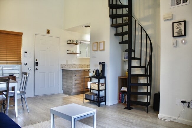 1514 Parker Ln, Unit 205 in Austin, TX - Foto de edificio - Building Photo