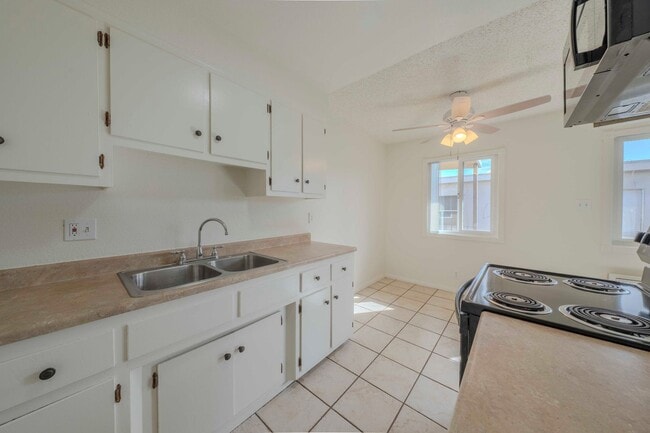 1711 Coronado Ave in Long Beach, CA - Building Photo - Building Photo