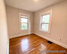122 Buttonwood St in Boston, MA - Foto de edificio - Building Photo