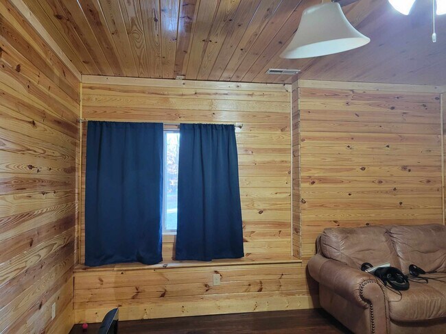 738 Paris Mountain Rd in Rockmart, GA - Foto de edificio - Building Photo