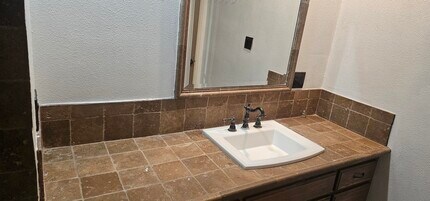 6459 San Luis St, Unit APARTMENT in Paramount, CA - Building Photo - Building Photo