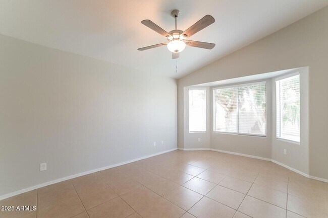 8641 W Laurel Ln, Unit 415 in Peoria, AZ - Building Photo - Building Photo