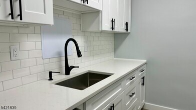 1 Claridge Dr in Verona, NJ - Building Photo - Building Photo