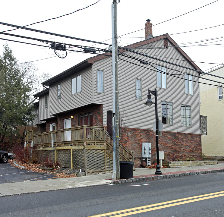 330 Hackensack St in Carlstadt, NJ - Foto de edificio