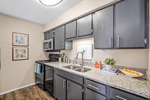 701 South in Mobile, AL - Building Photo