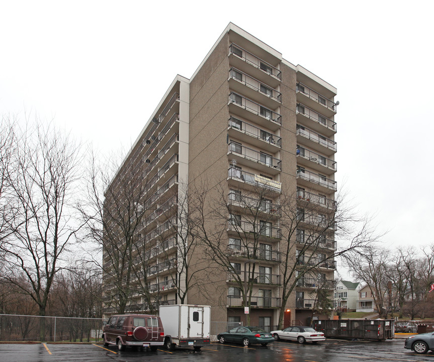 Senior Chateau On the Hill in Cincinnati, OH - Building Photo