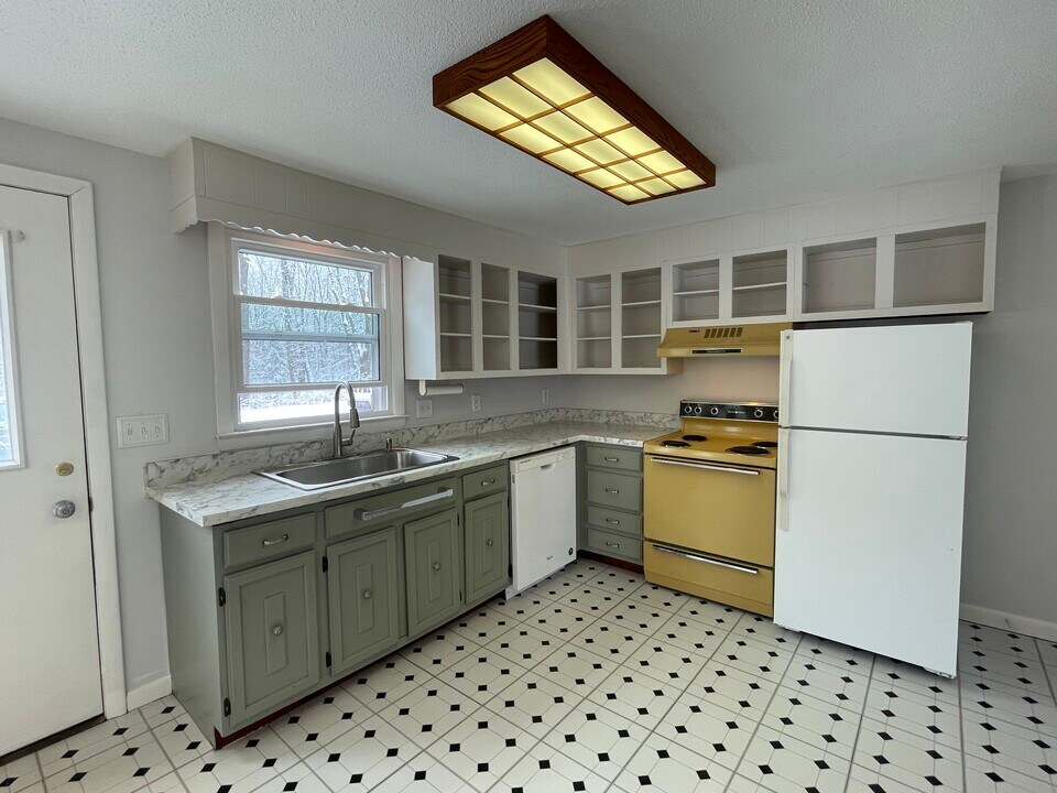 33 Villa Rd in Westbrook, ME - Foto de edificio