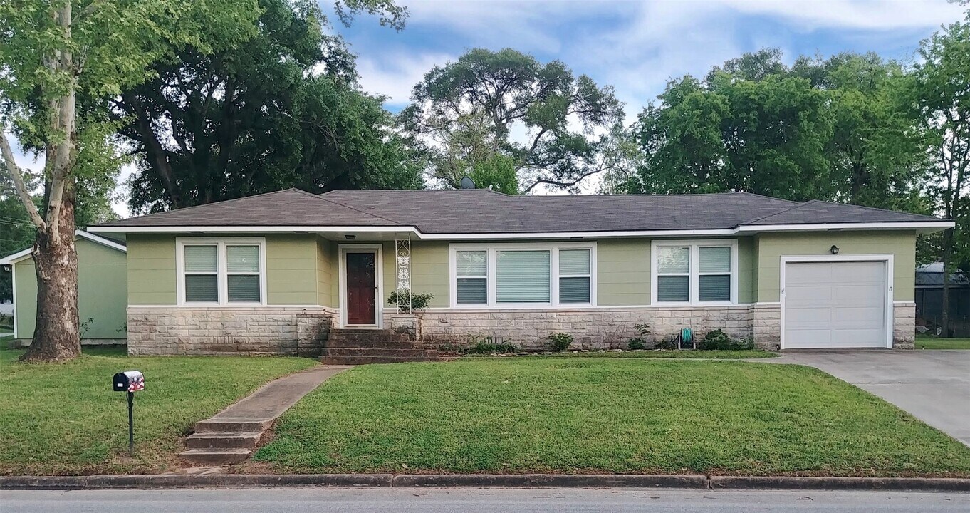 808 E Tom Green St in Brenham, TX - Building Photo