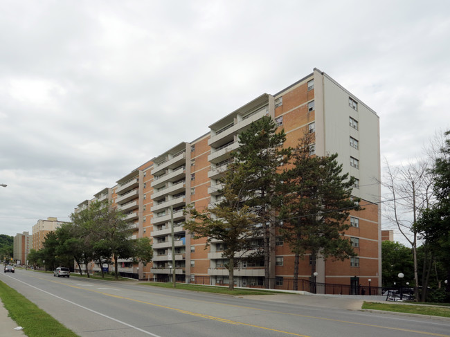 Westmount Towers in Hamilton, ON - Building Photo - Building Photo