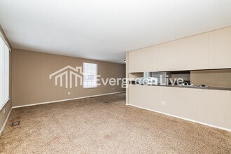 5714 Troy Villa Blvd in Huber Heights, OH - Foto de edificio - Building Photo