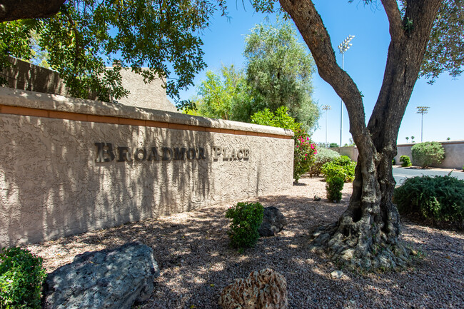 2416 S Grandview Ave in Tempe, AZ - Foto de edificio - Building Photo