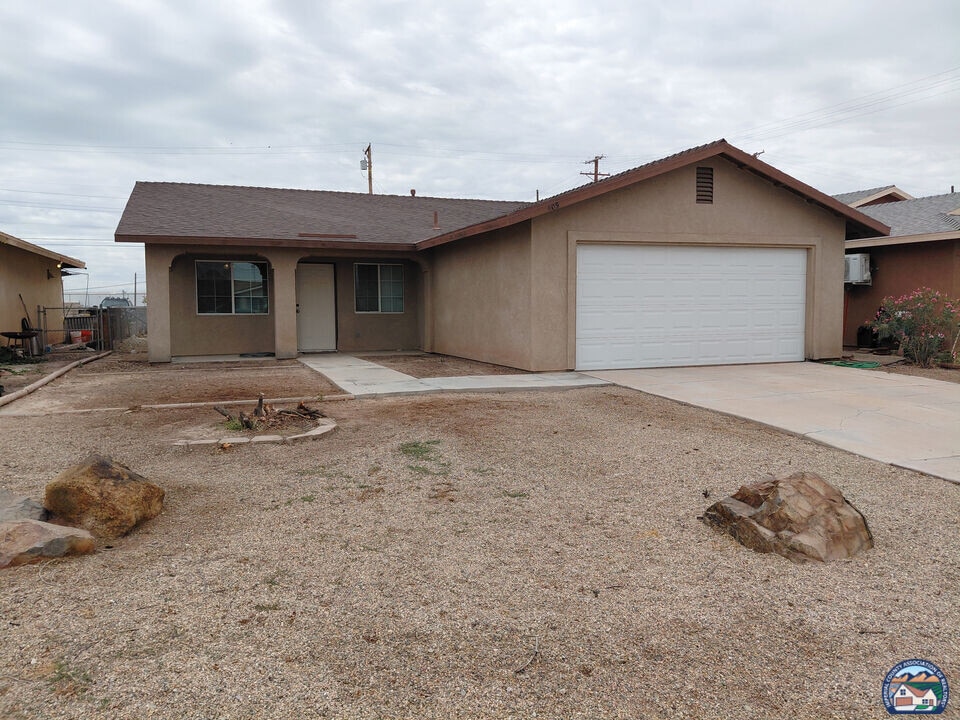 409 E Alexandria St in Calipatria, CA - Building Photo