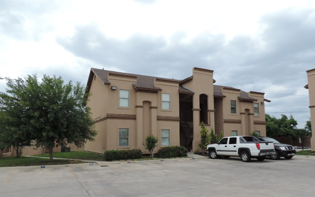 9809 Sterling Loop in Laredo, TX - Building Photo