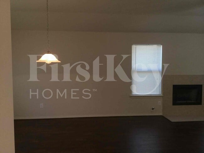 611 Hilton Dr in Lancaster, TX - Foto de edificio - Building Photo