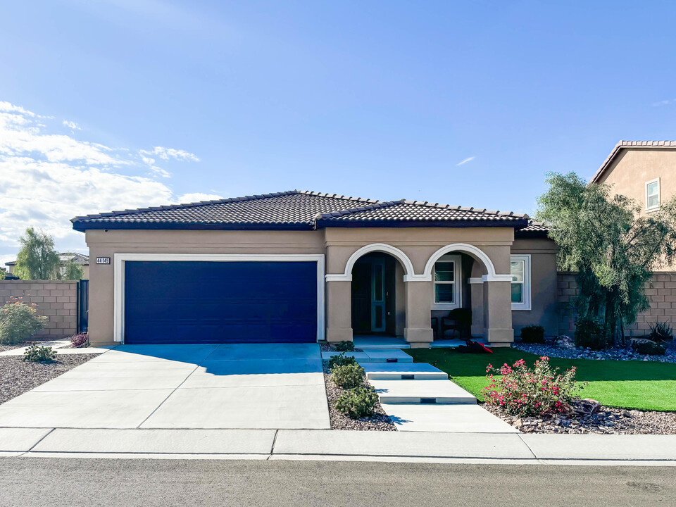 44149 Le Seine Ln in Indio, CA - Foto de edificio