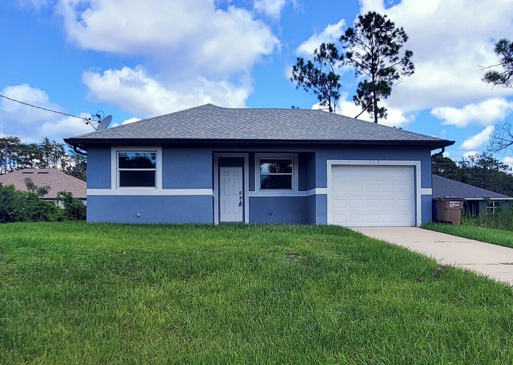 512 Westdale Ave in Lehigh Acres, FL - Building Photo