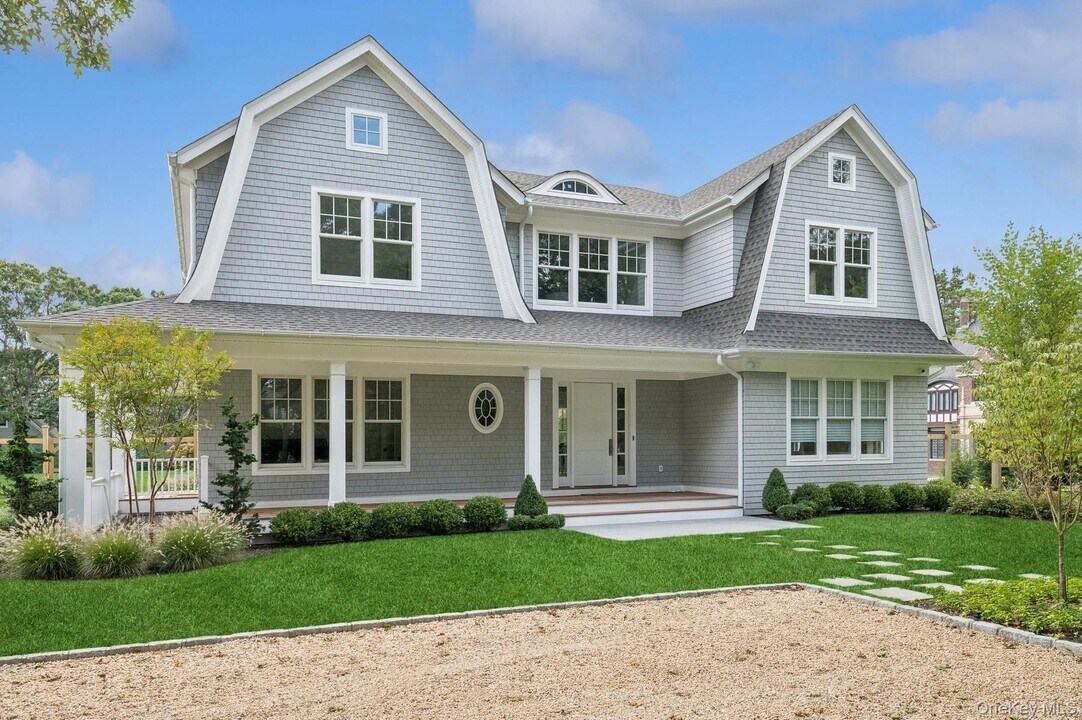 165 Oneck Ln in Westhampton Beach, NY - Building Photo