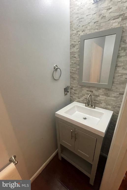 property at 6906 Lenape Ct
