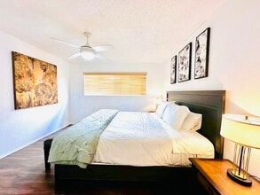 18555 Collins St in Los Angeles, CA - Building Photo - Building Photo