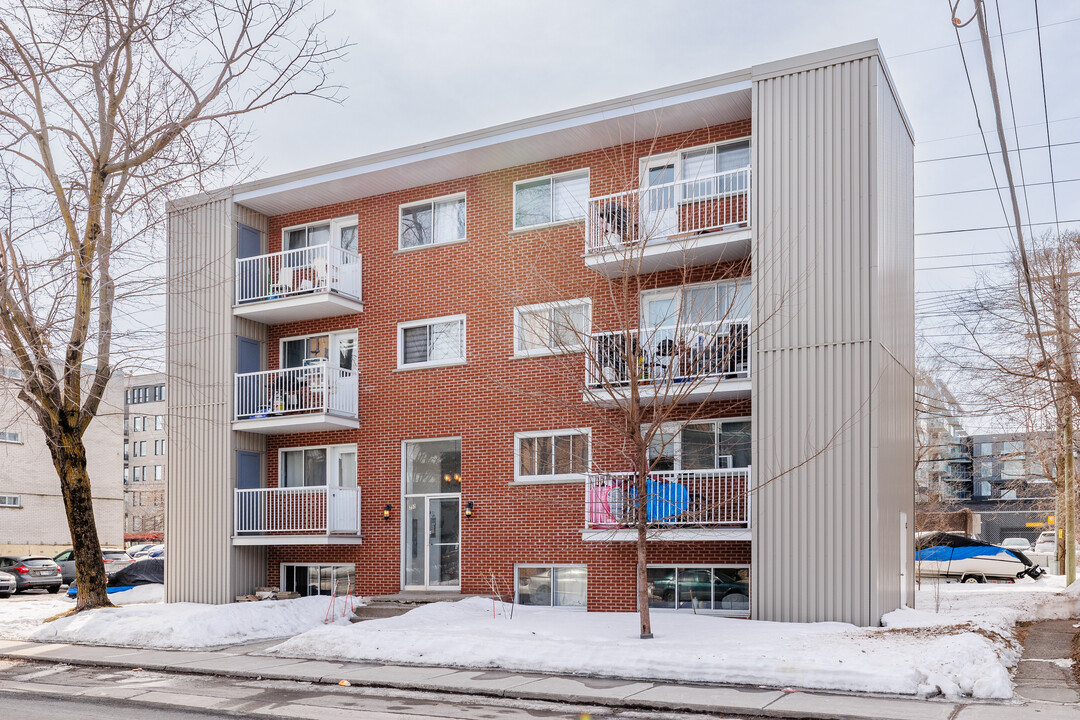 350 Ampère Av in Laval, QC - Building Photo