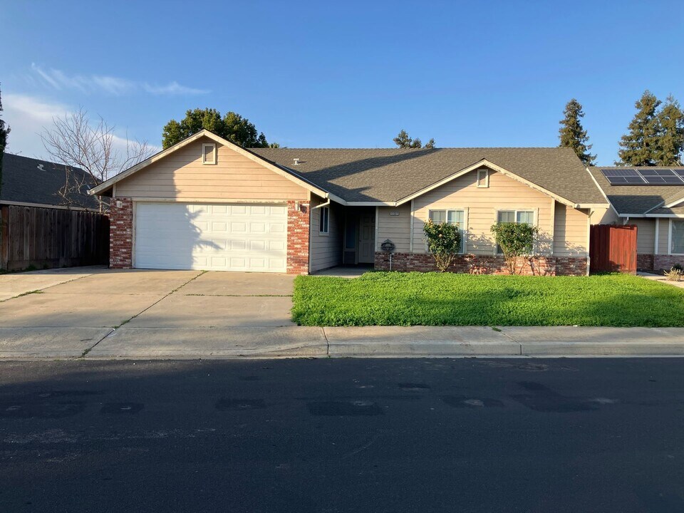13337 Skyline Blvd in Waterford, CA - Building Photo