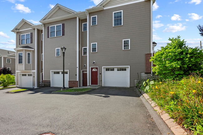 35 Ringgold St in West Hartford, CT - Building Photo - Building Photo
