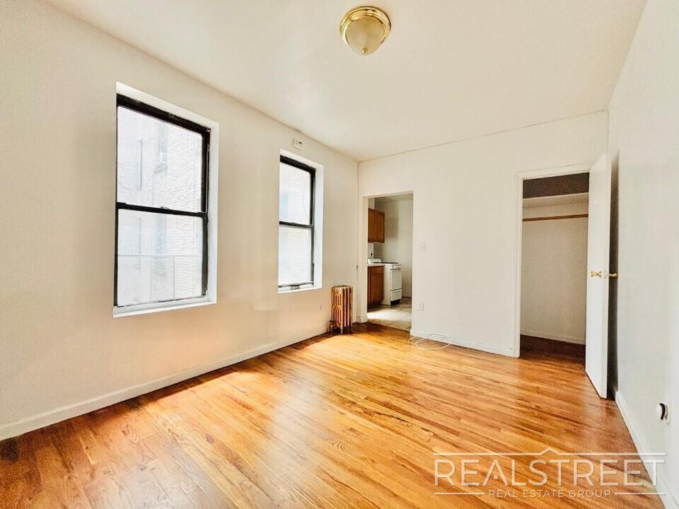 Large 2 bedroom on a Picturesque Tree-Line in Brooklyn, NY - Building Photo