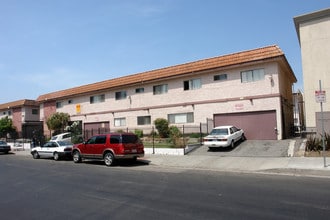 9017 Columbus Ave in North Hills, CA - Foto de edificio - Building Photo