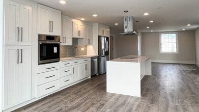 131 Cambridge St, Unit A in Burlington, MA - Building Photo - Building Photo