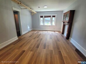 27 Russell Ave, Unit 1 in Edgewater, NJ - Building Photo - Building Photo