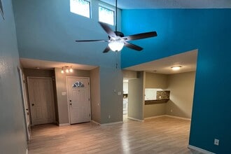 100 Aurora St in Laredo, TX - Building Photo - Building Photo
