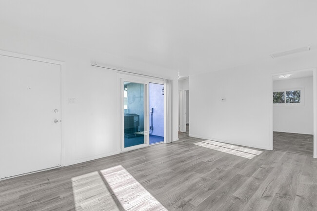 10107 England Ave in Inglewood, CA - Building Photo - Building Photo