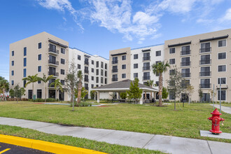 Autumn Ridge 62+ Senior Housing in West Palm Beach, FL - Foto de edificio - Building Photo