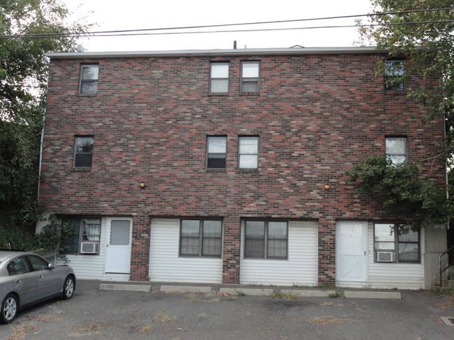 22 Peat Meadow Rd in New Haven, CT - Building Photo - Building Photo