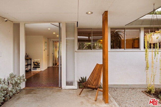 2246 Chelan Pl in Los Angeles, CA - Building Photo - Building Photo