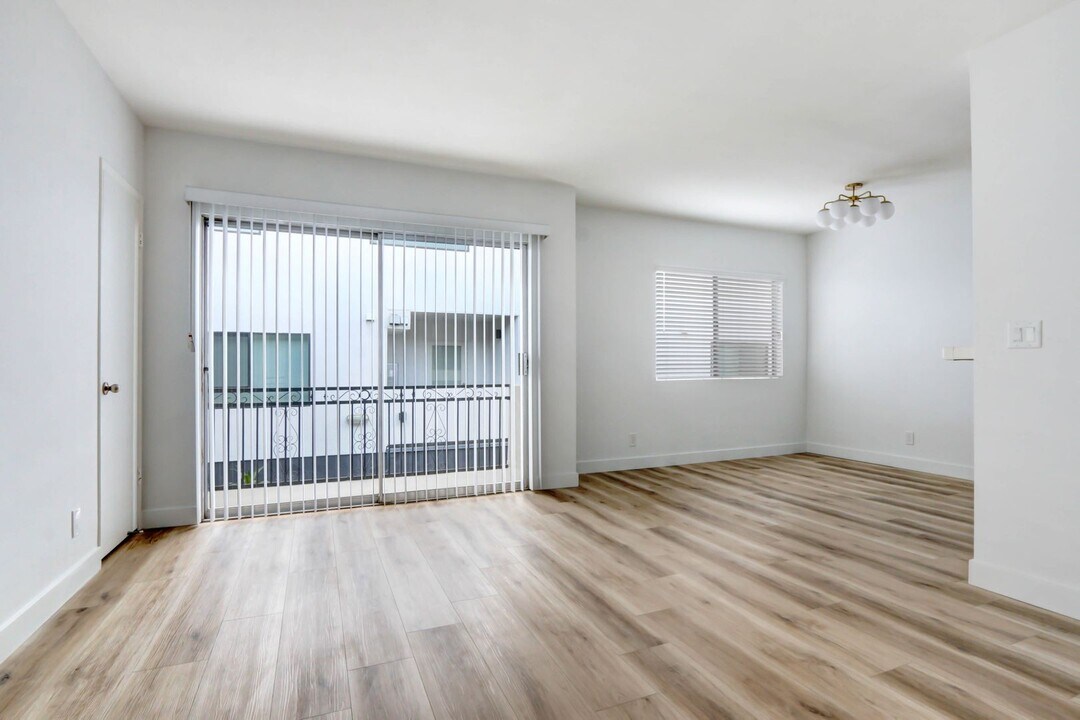 3663 Mentone Ave in Los Angeles, CA - Building Photo
