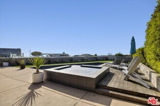 18131 Kingsport Dr in Malibu, CA - Building Photo - Building Photo