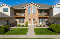 The Willows in New Berlin, WI - Foto de edificio - Building Photo