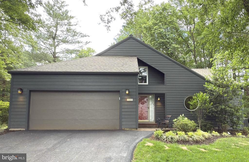 1665 Cedar Hollow Way in Reston, VA - Building Photo