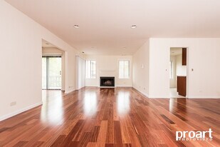 6225 Trinity Dr in Lisle, IL - Building Photo