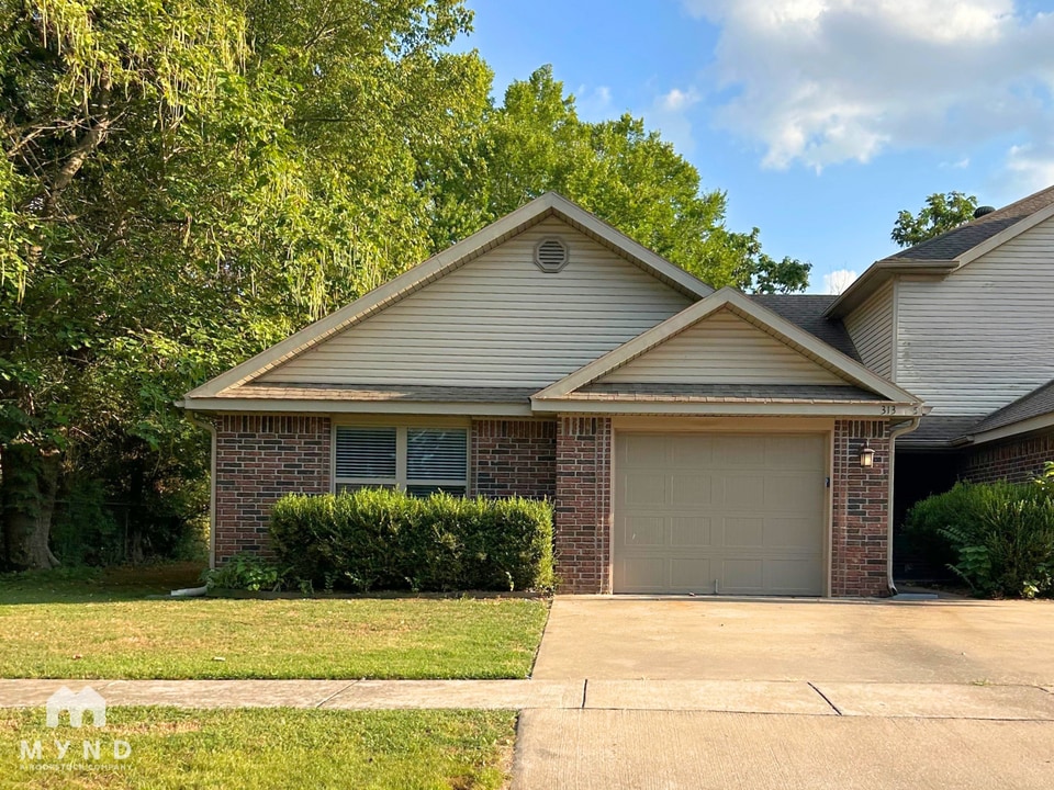 313 E Thurman St in Prairie Grove, AR - Building Photo