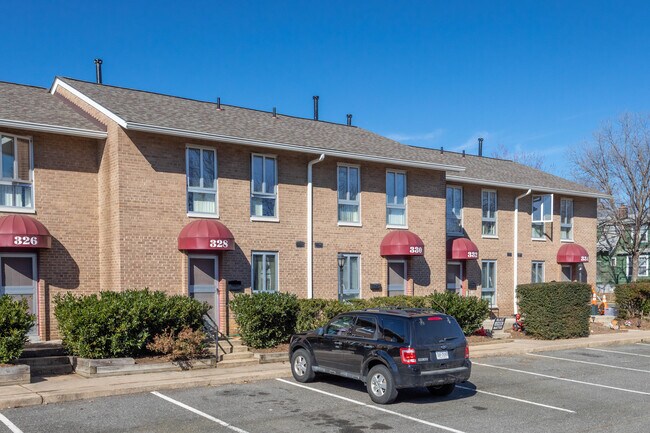 Princess Square in Alexandria, VA - Foto de edificio - Building Photo