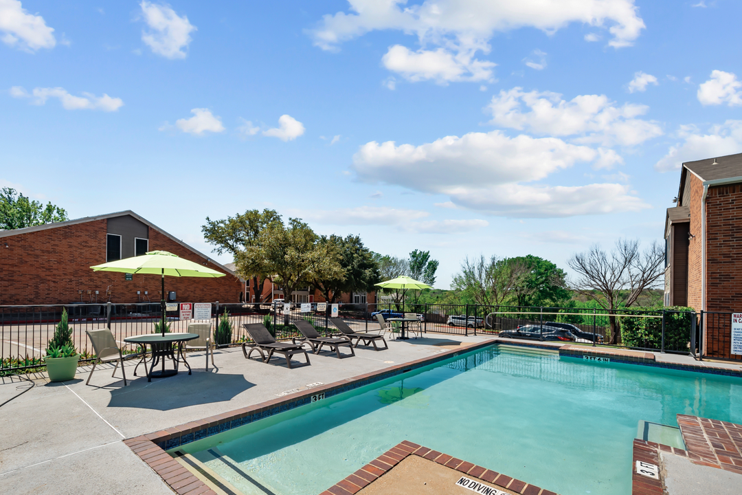 Parkwood Square in Arlington, TX - Foto de edificio