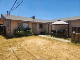 330 E 11th St in Hanford, CA - Building Photo