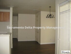 8251 Crystal Walk Cir in Elk Grove, CA - Foto de edificio - Building Photo