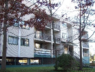 Bennett Manor in Richmond, BC - Building Photo